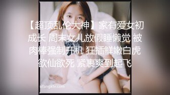 眼镜斯文OL少妇下班回家小公园闲逛,大胆扒下吊带露奶,脱了内裤看穴