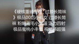 妹子脱光衣服,在街道上来回走,还好没有人不然被看光