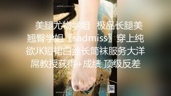 苗条漂亮妹子非常配合各种动作，淫水流了一片。