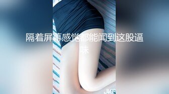 约两位大学嫩妹拍摄后鸡巴套上她们的丝袜玩脚丫子，射在丝袜和脚上