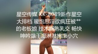  大奶子女同姐妹花的诱惑，全程露脸酒店水床上玩耍，揉奶舔逼带着假鸡巴的姐姐安耐不住要草她