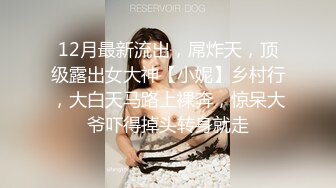 两个妹子直播抢着吃肉棒，被猛操不够还拿木棒自插穴穴