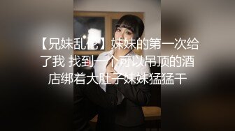  逼逼很痒的骚妇全程露脸跟好姐妹一起舔弄大鸡巴，让大哥吃奶玩逼激情4P